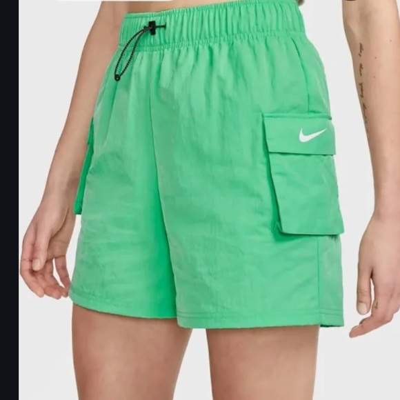 Nike Sportswear Essential Women's Woven High-Rise Shorts Size M - Picture 1 of 3